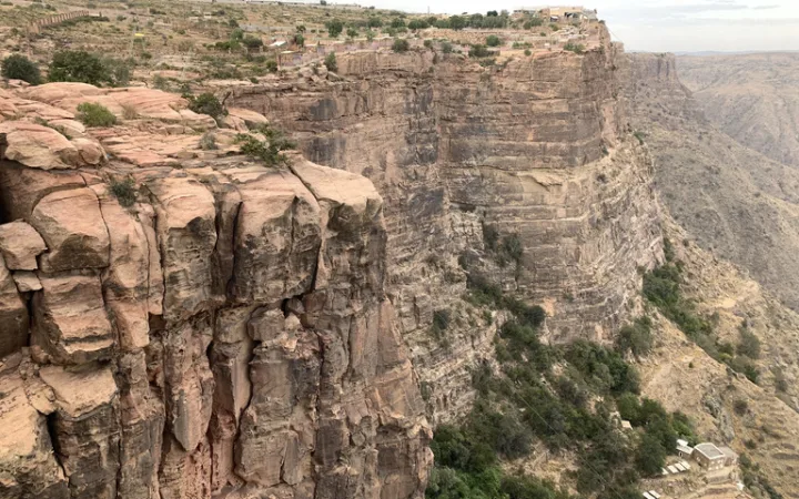 サウジアラビア南部・アシール地方にある断崖の村アル・ハバラ（Al Habala）の風景