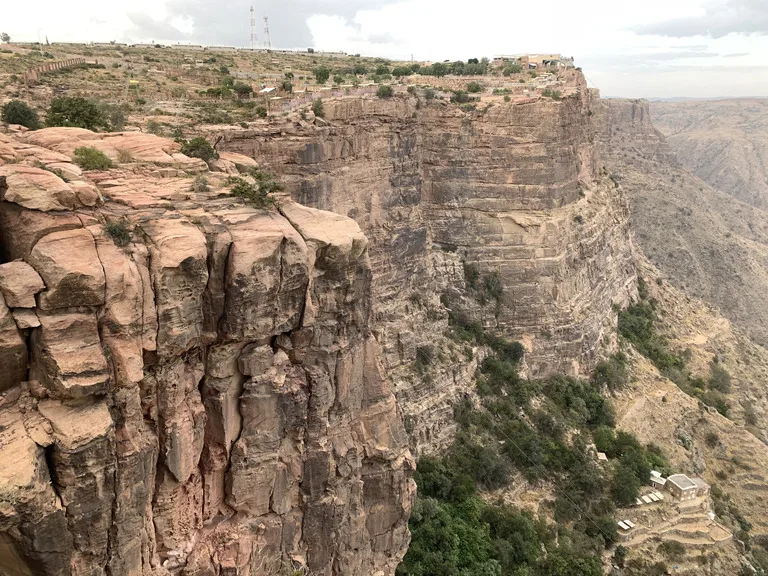 サウジアラビア南部・アシール地方にある断崖の村アル・ハバラ(Al Habala)の風景