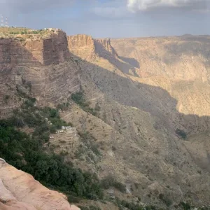アシール地方にある断崖の村アル・ハバラの全景