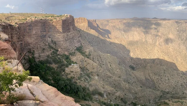 アシール地方にある断崖の村アル・ハバラの全景