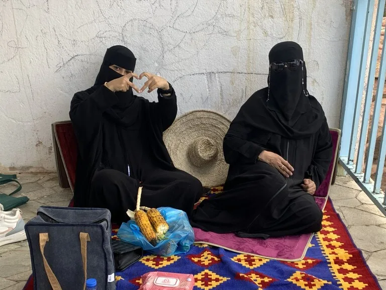 ピクニックをしているサウジアラビアの女の子ふたり