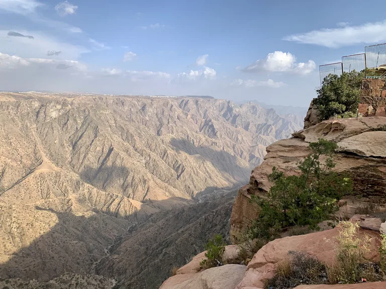アシール地方にある断崖の村アル・ハバラからの風景