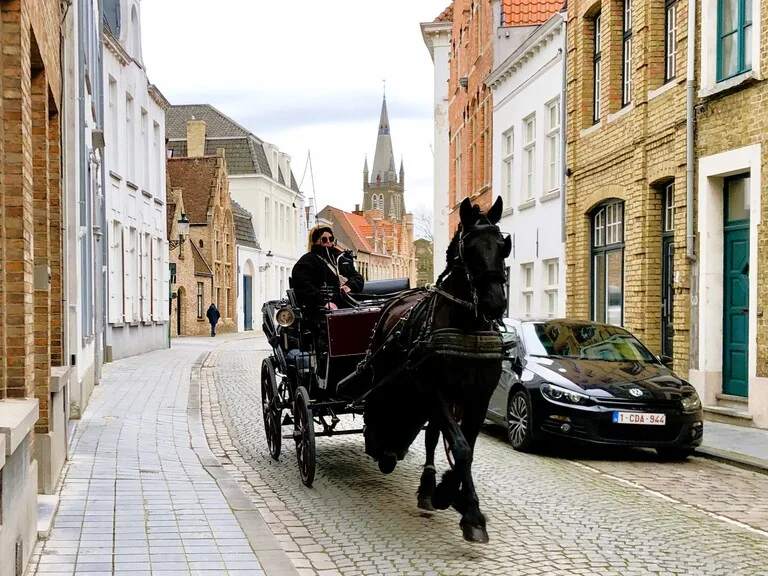 ブルージュの石畳を走る馬車