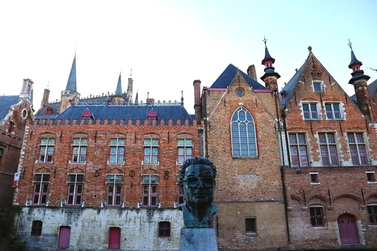 ベルギーのブルージュにあるStandbeeld Frank Van Acker像