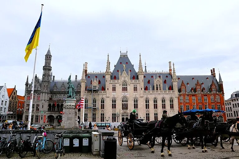 ベルギー、ブルージュのマルクト広場と観光馬車