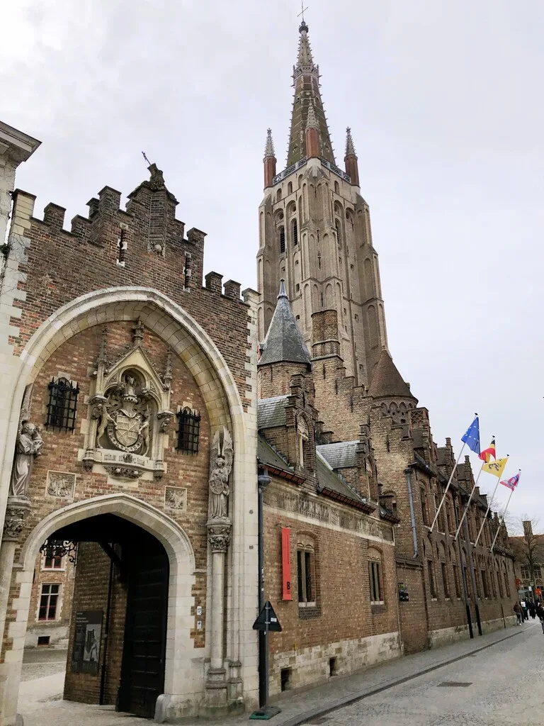 ベルギーのブルージュ聖母教会とグルートフーズ博物館