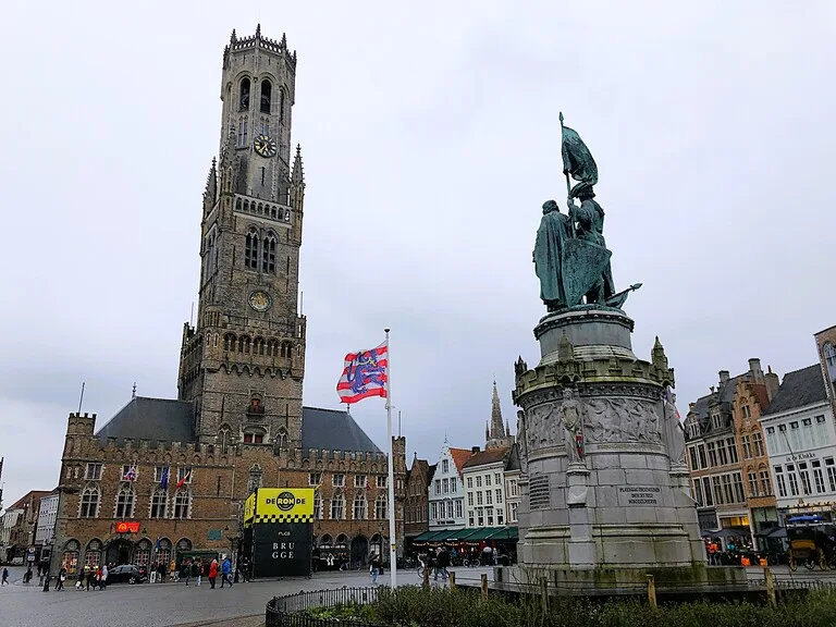 ベルギー、ブルージュのマルクト広場にある鐘楼とPieter de Coninck en Jan Breydel