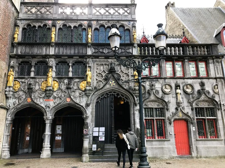 ベルギーのブルージュにある聖血大聖堂（Basilica of the Holy Blood）