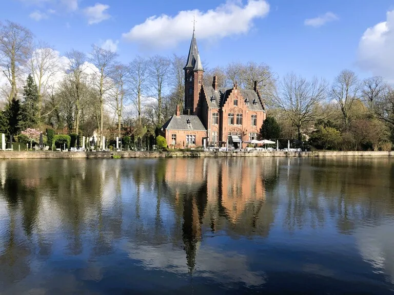 ベルギーのブルージュにあるミンネワーテル公園 （Minnewaterpark）