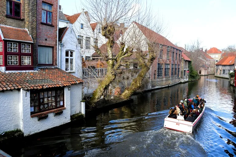 ベルギー、ブルージュの運河クルーズの様子