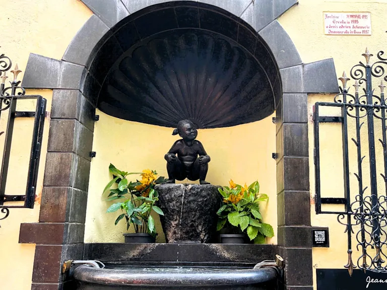 ブリュッセルにある小便少女（ジャンネケ・ピス／Jeanneke Pis）