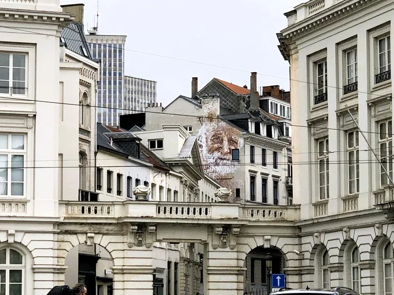 ブリュッセルの建物に書かれたストリートアート
