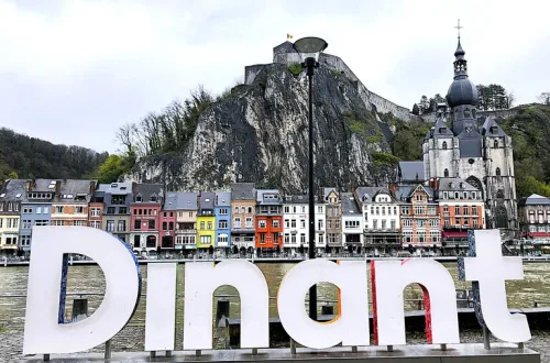 ベルギー・ディナン城塞（Citadel of Dinant）と街並みを背景にした「Dinant」の文字サイン