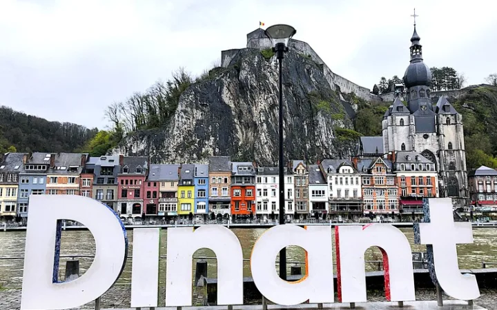 ベルギー・ディナン城塞(Citadel of Dinant)と街並みを背景にした「Dinant」の文字サイン