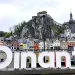 ベルギー・ディナン城塞（Citadel of Dinant）と街並みを背景にした「Dinant」の文字サイン