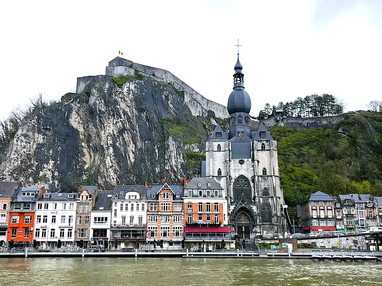マース川からみたベルギー・ディナンの街並み