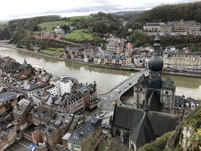 ベルギー・ディナン城塞から見下ろすノートルダム大聖堂