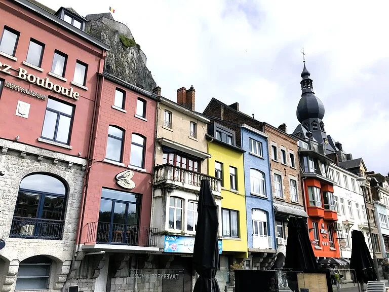 ベルギー・ディナンのムーズ川（Meuse River）沿いにあるサスラ通りSasserath）の景色