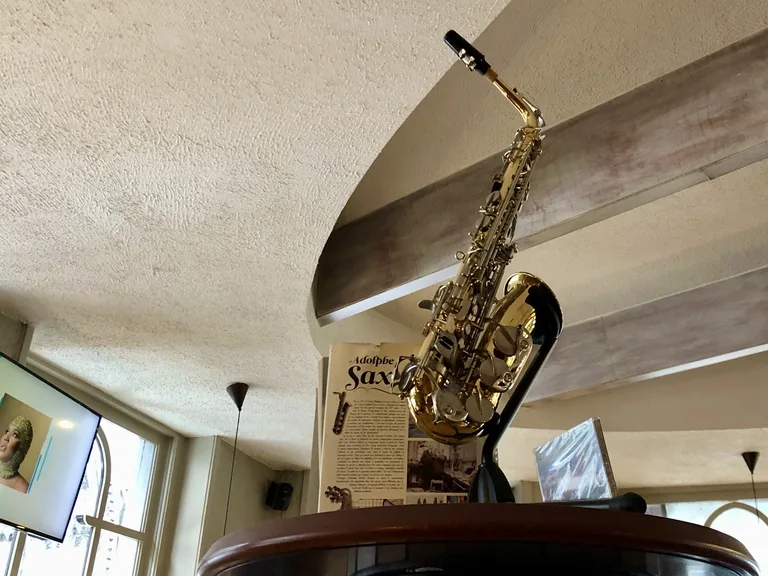 ディナンのレストランに置かれたサクソフォンのオブジェ