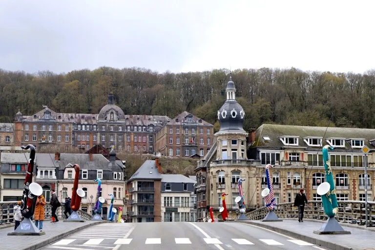 サックスのオブジェが並ぶサクソフォン橋（Charles de Gaulle Bridge／ベルギー・ディナン）