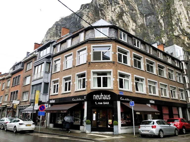 ベルギー・ディナンのアドルフ・サックス通り（Rue Adolphe Sax）のレストラン