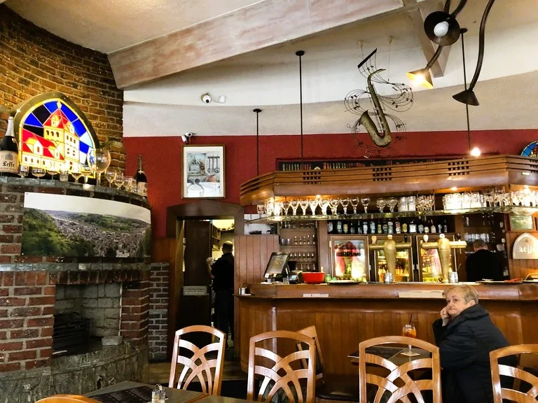 サクソフォンのオブジェを飾ってあるディナンのレストラン