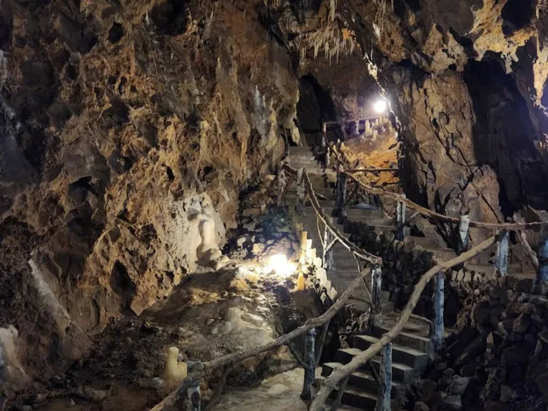 ラ・メルヴェイユーズ洞窟の内観