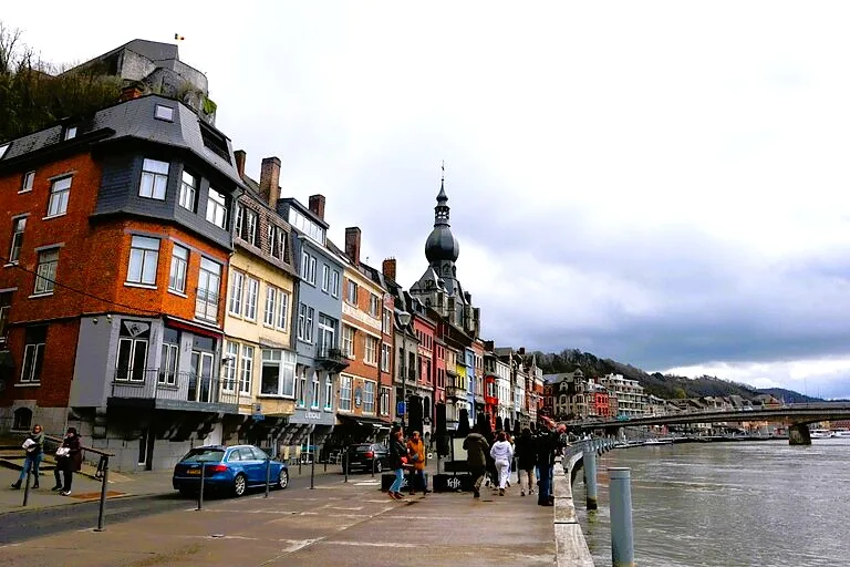 ベルギー・ディナンにあるマース川沿いのカフェ街