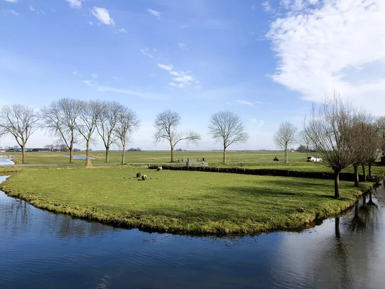 エダムの運河と落ち着いた平原
