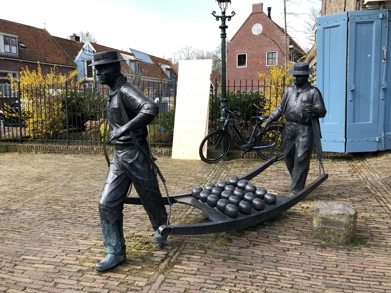 エダム名物のチーズを運ぶ人のオブジェ