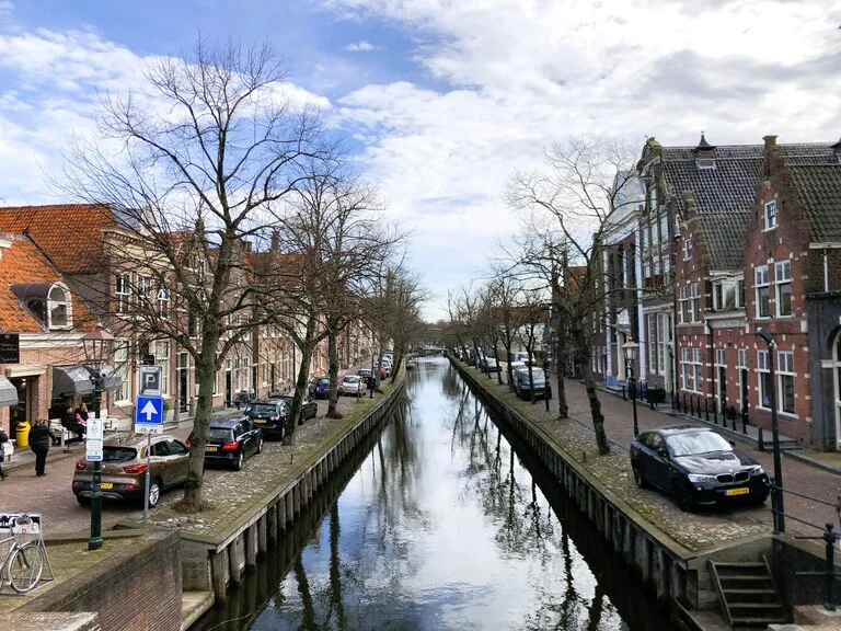 エダムの運河と落ち着いた街並みの風景