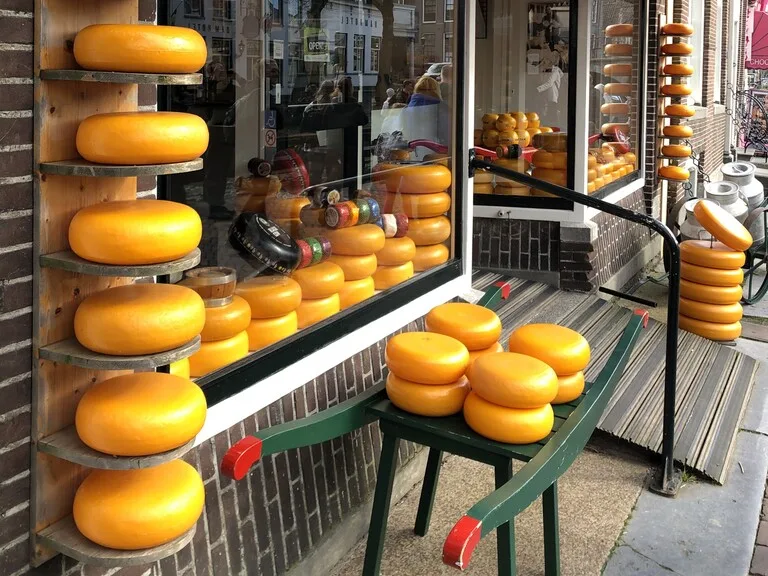 エダムのチーズショップ店先に置かれたオブジェ