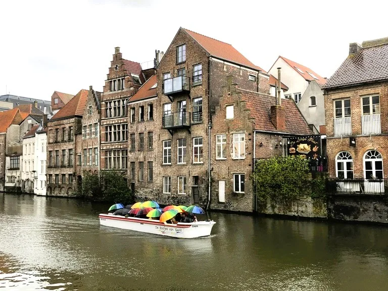 雨の日のゲント、傘をさしたまま乗船するレイエ川（Leie）クルーズ