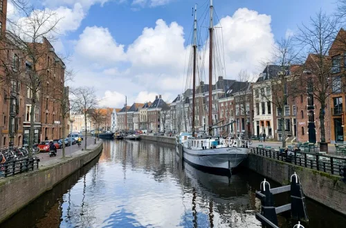 オランダ、フローニンゲン（Groningen）の運河の風景