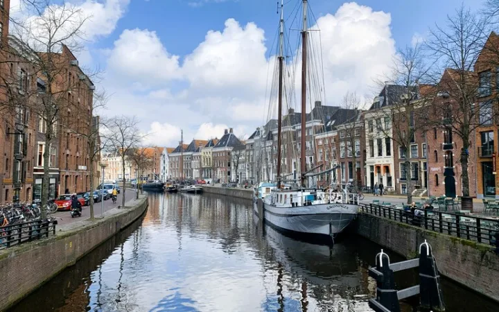 ãªã©ã³ãããããŒãã³ã²ã³ïŒGroningenïŒã®éæ²³ã®é¢šæ¯