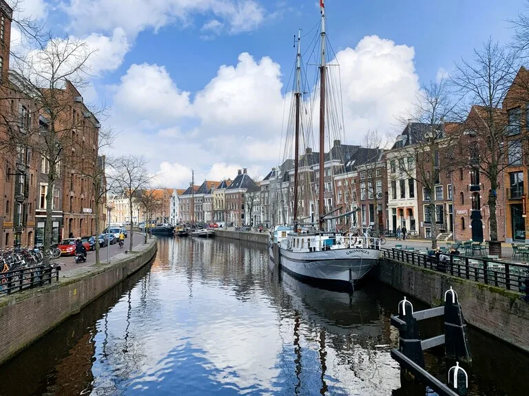 オランダ、フローニンゲン(Groningen)の運河の風景