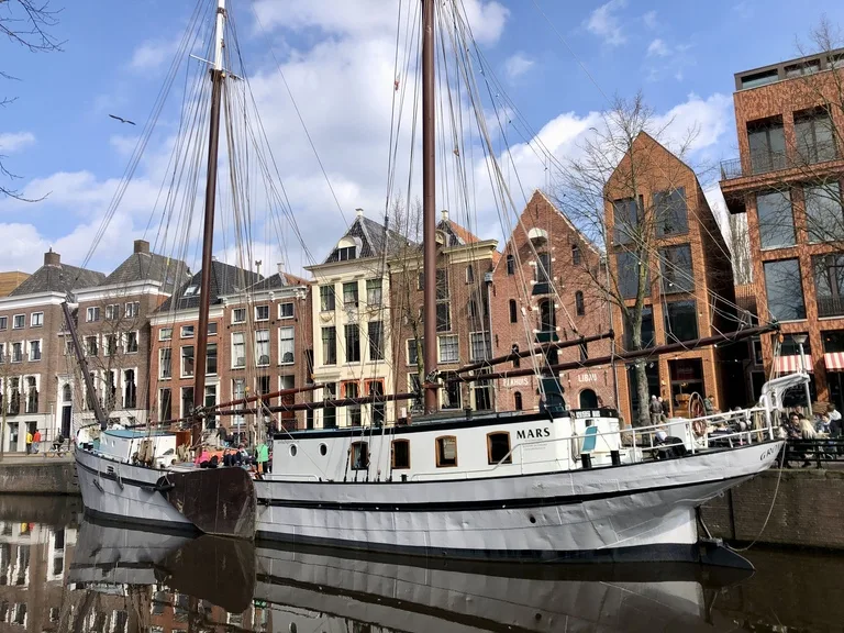 オランダ・フローニンゲンの運河沿いエリア、Hoge der Aのボート風景