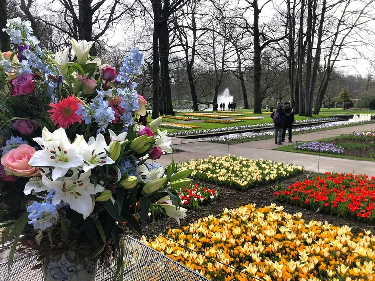 美しく整備されたキューケンホフ公園の庭園風景