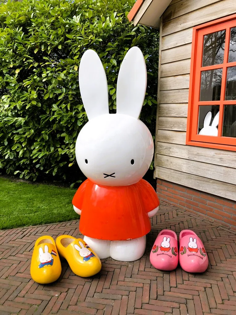 キューケンホフ公園内に設置されたミッフィーのオブジェ