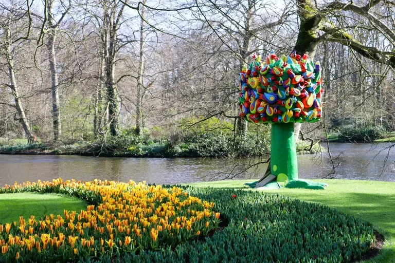 キューケンホフ公園の湖とアート作品のオブジェ