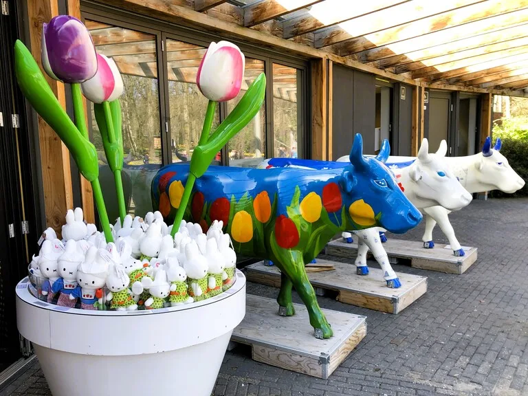 キューケンホフ公園（Keukenhof）のお土産ショップ前に飾られたカラフルな牛のオブジェ