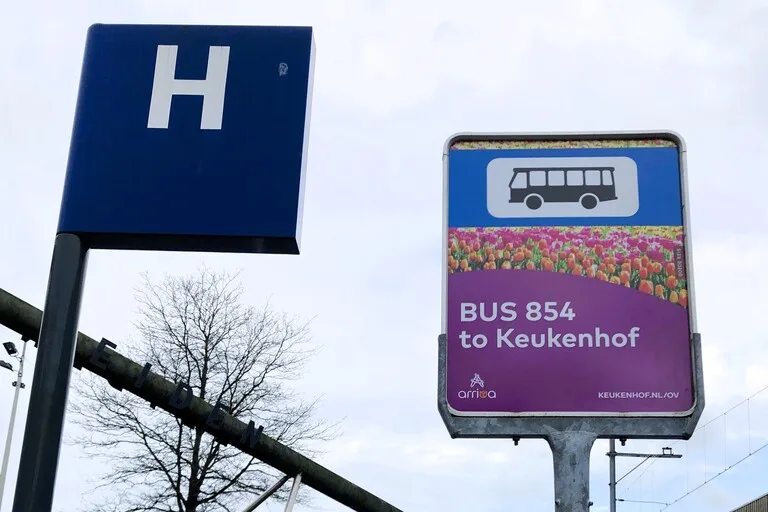 キューケンホフ公園行きバスの乗り場のサイン（オランダ）