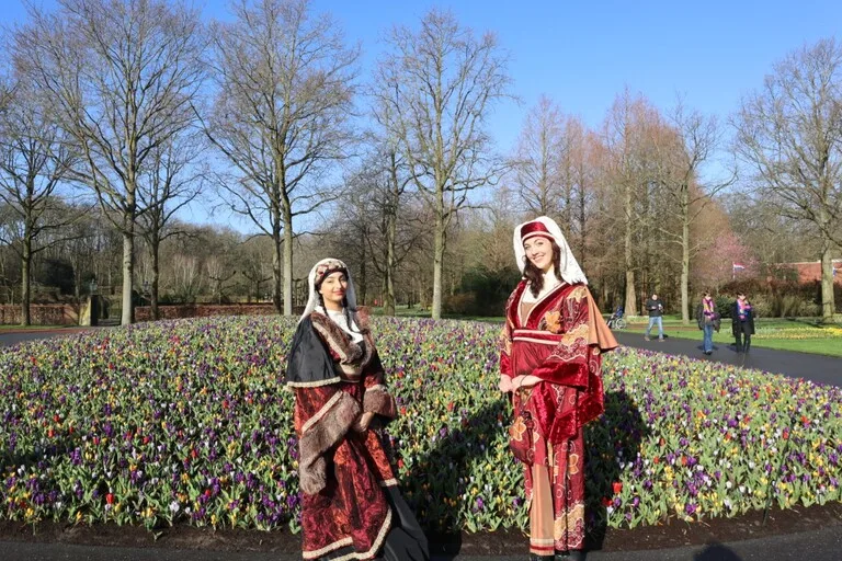 キューケンホフ公園で来園者を迎える民族衣装のコンパニオン