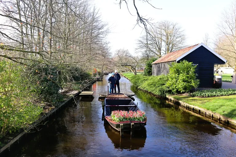 運河を進むチューリップを積んだボート（キューケンホフ公園）