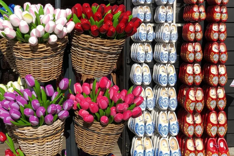 キューケンホフ公園のお土産ショップに並ぶ木製チューリップとオランダ木靴