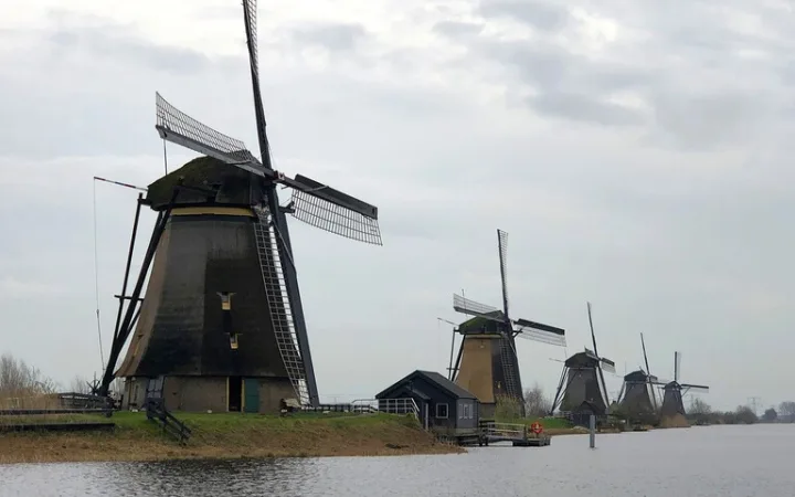 ãªã©ã³ãã»ãã³ãã«ãã€ã¯ïŒKinderdijkïŒã®é¢šè»çŸ€