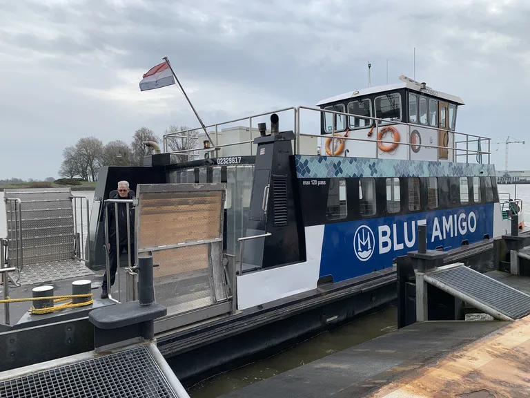 ロッテルダムからキンデルダイクへ向かう水上バス(Waterbus)