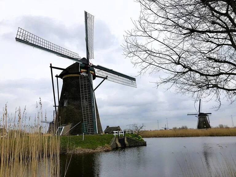 オランダ・キンデルダイク(Kinderdijk)に並ぶ風車群の風景