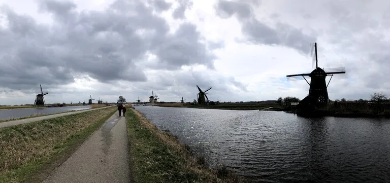 どんよりした曇り空の下に並ぶキンデルダイク(Kinderdijk)の風車群