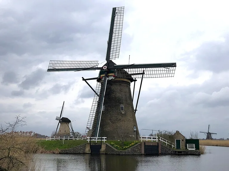 散策路から眺めるキンデルダイク(Kinderdijk)の風車
